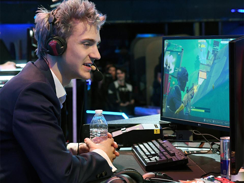 شاب يجني 500 ألف دولار شهريا بلعبه لعبة Fortnite في غرفته